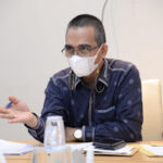 Medan.Pelitaharian.id - Sekretaris Komisi B DPRD Sumut Ahmad Hadian menyatakan, sebanyak 12 ribuan koperasi binaan Provinsi Sumatera Utara, hanya 5000-an yang aktif, selebihnya tidak aktif, merupakan kondisi yang memprihatinkan. "Kondisi riel tersebut merupakan kurang kreatifnya Dinas Koperasi melakukan terobosan-terobosan positip untuk kemajuaan Sumatera Utara bermartabat," ujar Ahmad Hadian kepada wartawan, Jumat (10/9/2021) di gedung DPRD Sumut Jalan Imam Bonjol Medan. Menurut data Diskop (Dinas koperasi) Provsu, lanjut politisi PKS ini, tahun 2020 Sumatera Utara membina sebanyak 12.000-an koperasi di Sumut, 5000-an koperasi yang aktif, sedangkan 7000-an koperasi tidak aktif. "Prihatin juga saya. Ini informasi dari Dinas Koperasi Sumut. Ditanya kenapa tidak aktif, jawabnya selain karena dampak Pandemi Covid-19, juga belum semua pengurus koperasi paham apa yang harus dilakukan," ungkapnya. Dari penjelasan Dinas Koperasi Provsu, kta Hadian lagi, banyak diantara pengurus belum tahu input data laporan online, bagaimana cara RAT dan lain sebagainya. Dinas Koperasi dan UKM juga mengaku kesulitan dalam hal membina mereka, sebab tenaga pendamping Koperasi  atau PPKL (Petugas Penyuluh Koperasi Lapangan) yang ada di Sumut hanya 35 orang, itupun yang direkrut Kementrian Koperasi, artinya honor dibayar pusat.  Terkait hal itu, Ahmad Hadian minta Dinas Koperasi dan UKM Provsu segera mengalokasikan anggaran untuk rekrutmen tenaga PPKL dan tenaga Pendamping UKM yang honornya dibayar APBD Sumut. "Untuk APBD 2022, harus action. selain untuk mengembalikan kejayaan koperasi sebagai soko guru perekonomian bangsa, juga menciptakan lapangan kerja bagi pemuda-pemuda, sarjana-sarjana potensial yang kita miliki.  Demikian halnya UMKM, tambahnya lagi, harus ada pendampingnya seperti tenaga PKH (Pendamping Keluarga Harapan), Sarjana Pendamping Desa untuk pendamping Dana Desa. "Ini telah saya sampaikan langsung kepada Dinas Koperasi dan UKM Sumut yang diwakili Sekretaris dan para Kabidnya pada rapat dengar pendapat dengan Komisi B di Gedung DPRD Sumut," ungkapnya.