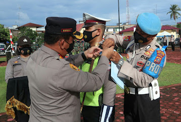 Polres Batubara AKBP H. Ikhwan Lubis sematkan pita operasi patuh toba 2021.(Foto/H.Guntur)