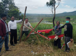Polres Karo Olah TKP  Kasus  Perusakan Pagar  Lahan Petani di Puncak 2000 Siosar