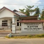 Kantor Kepala Desa Tanah Merah, di Jalan Datuk Umar Palangki, Minggu (09/01/2022). (pelitaharian.id/Eka Suhendra).