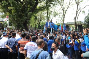Massa Serikat Pekerja Demo ke DPRD SU Tandatangani Spanduk Tolak JHT 56 Tahun