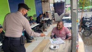 Antisipasi lonjakan Omicron Polres Lhokseumawe Bagikan Masker ke Warga