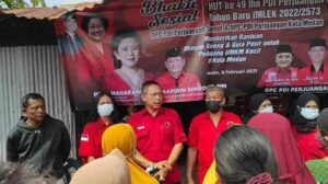 Wong Chun Sen Berbagi Sembako Pada Peringati HUT PDIP ke 49 dan Imlek 2573