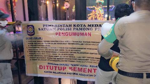 Satpol PP Medan saat pasang spanduk penutupan. (Foto/Ist).