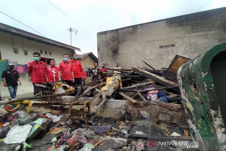 Hasyim saat tinjau puing puing rumah yang kebakaran. (Foto/Ist).
