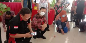 Hasyim Berhasil Berdirikan Telur Ayam di Festival Bakcang Sumut