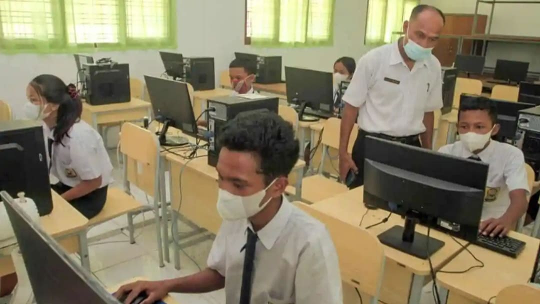 Guru saat mengawasi pelajar yang menggunakan bantuan Komputer dan pembangunan Jaringan Internet SMP Negeri 2 Pintupohan Meranti. (Foto; Humas).