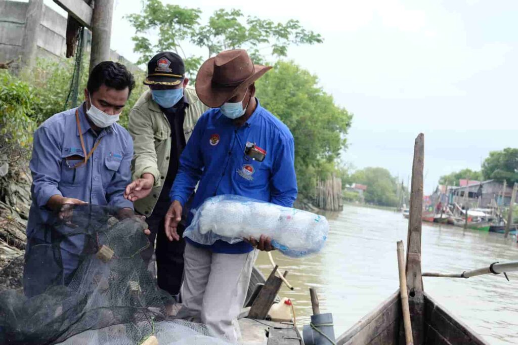 Pegawai INALUM saat memberi bantuan ke Nelayan. (FotoHumas).