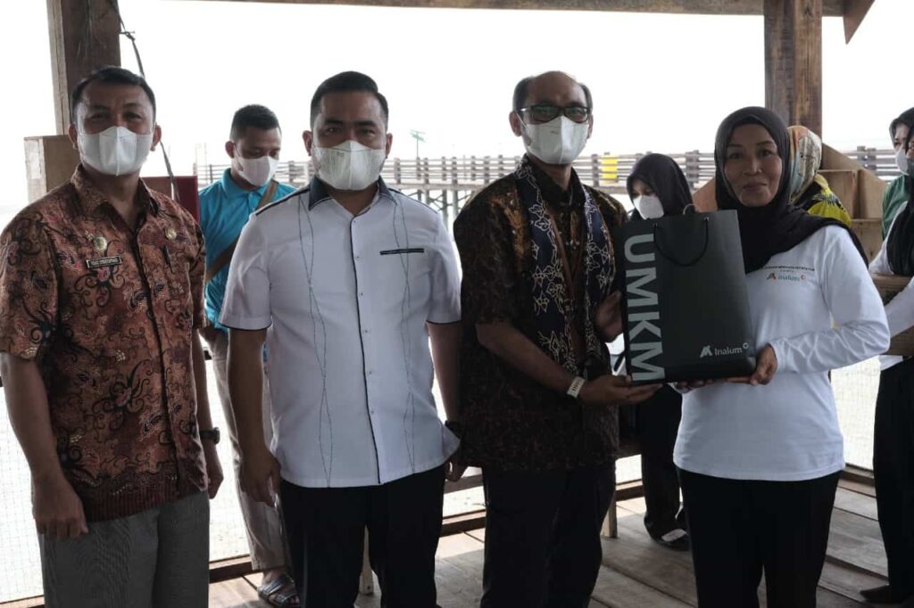 Presiden CSR PT Inalum, Ali Hasian bersama Kadis UMKM, Arif Hanafiah, Safri Moesa, saat berada di lokasi pelatihan batik mangrove. (Foto: Ist).