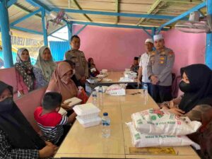 Jumat Berkah, Kapolsek Lima Puluh Berbagi Dengan Belasan Anak Yatim