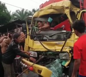 Laka Beruntun Tiga Truk Vs Sepeda Motor, Diduga Pengemudi Mengantuk