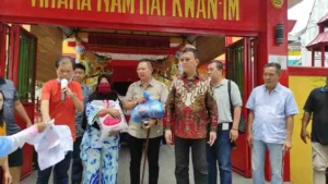 Anggota DPRD Medan Bagikan Sembako saat Hadiri Perayaan Ulambana di Vihara Nam Hai Kwan-Im
