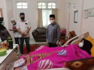 Rajudin Sagala Jenguk Nadia Kusmara di RS Sufina Aziz