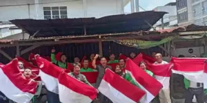 Anggota DPRD Medan Bagikan Bendera Merah Putih kepada Penarik Ojol