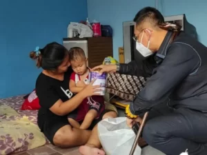 Wong Chun Sen Luangkan Waktu Kunjungi Bayi Stunting