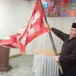 Muhammad Banjir Simarmata saat mengibarkan bendera Pataka kebesaran PP 1959, Kamis (15/12/2022).