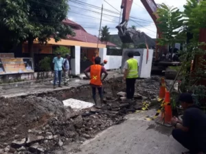 Hendra DS Kecewa Pemborong Biarkan Tumpukan Tanah Bekas Galian Parit di Badan Jalan