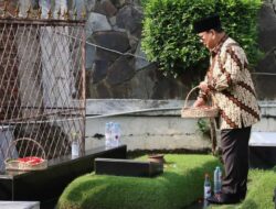 Prabowo Subianto Ziarah ke Makam Ayahandanya