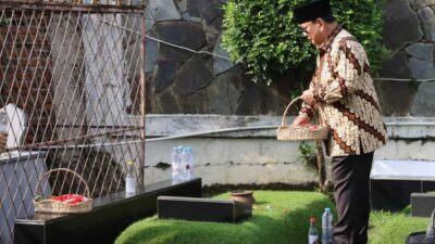 Prabowo Subianto Ziarah ke Makam Ayahandanya