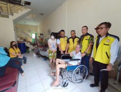 Permabudhi Sumut Berikan Kursi Roda Kepada Masyarakat