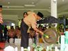 Keterangan foto: Dengan ditandai pemukulan gong, Plt Bupati Langkat H.Syah Afandin, SH resmi menutup kegiatan Raimuna Daerah ke VIII Gerakan Pramuka Provinsi Sumatera Utara, bertempat di lapangan alun-alun T.Amir Hamzah Stabat, Sabtu (8/7/2023). (Foto: ist).