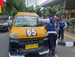 Hari Kedua Operasi Patuh Toba 2023, Satlantas Bagikan Brosur dan Sticker kepada Pengguna Jalan