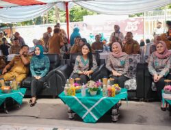 Ketua TP PKK Medan Beri Makanan Tambahan pada Anak Stunting