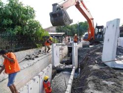 Atasi Banjir, Dinas SDABMBK Pasang U-Dicth di Jalan Maphilindo