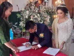 Dukung Program Dairi Gerak Cepat, Dukcapil Dairi Serahkan Akta Perkawinan di Dua Kecamatan di Hari Libur