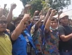 Nyaris Bentok Dualisme Organisasi Buruh, Aksi Demontrasi F.SPTI – S.SPSI di Depan Alfamidi