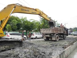 Atasi Genangan Air, Dinas SDABMBK Perbaiki Saluran drainase di Jalan Wahid Hasyim dan Sei Mencirim Medan Baru