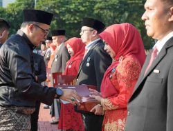 Melalui Wakil Wali Kota di Upacara Penurunan Bendera, ASN Pemko Medan Terima Satyalancana Karya Satya dari Presiden