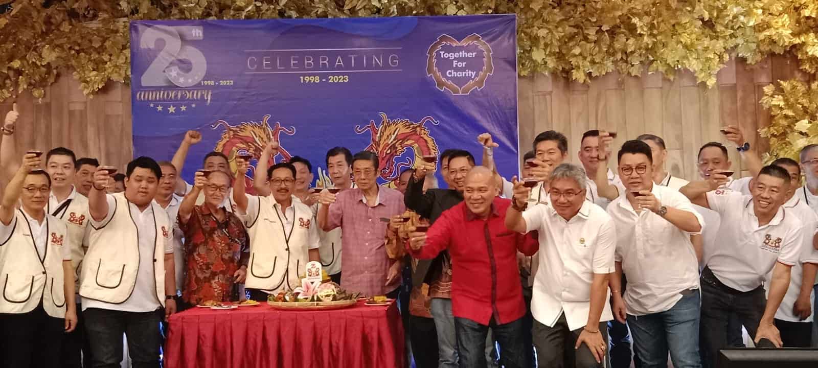 Foto : Pengurus KBCK foto bersama saat HUT KBCK Ke-25 Tahun yang berlangsung di Restoran Royal Thamrin di Jalan MH Thamrin, Sabtu (23/09/23) malam. (pelitaharian.id/aris),