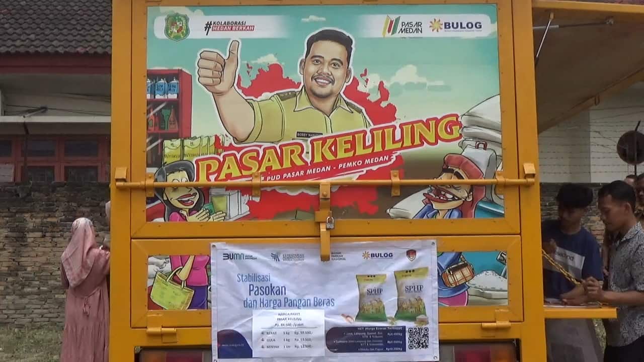 Foto: Gambar dibelakang Mobil Box Pemko Medan yang bertuliskan Pasar Keliling dan Wali Kota Medan saat pelaksanaan acara Pasar Keliling di Jermal VII Kelurahan Denia Kecamatan Medan Denai, Selasa (12/9/2023). (pelitaharian.id/Aris).