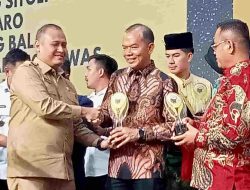 Sekdakab Langkat Menerima Anugerah “Kabupaten Informatif” Oleh Komisi Informasi Sumut