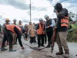 Eddy Keleng Berutu Pantau Pengerjaan Jalan Jurusan Simpang Tiga – Berampu