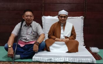 Foto: Anggota DPRD Medan (mengenakan kemeja) disamping Tuan Guru Besilam, Padang Tualang, Langkat, Rabu (29/11/2023). (pelitaharian.id/amsal).