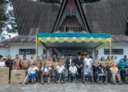 Bupati Dairi Serahkan Kursi Roda di Hari Penyandang Disabilitas Internasional