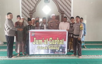 Foto: Polsek Gebang foto bersama dengan warga Masjid usai Gelar Curhat Warga di Kelurahan Pekan Gebang, Kecamatan Gebang, Langkat, Jumat ( 1/12/2023). (pelitaharian.id/istimewa).