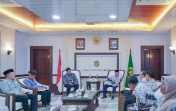 Ketua PGRI Sumut Abdul Rahman Siregar ketika diterima Bobby Nasution di Balai Kota Medan, Jumat (1/12). (pelitaharian.id/istimewa)