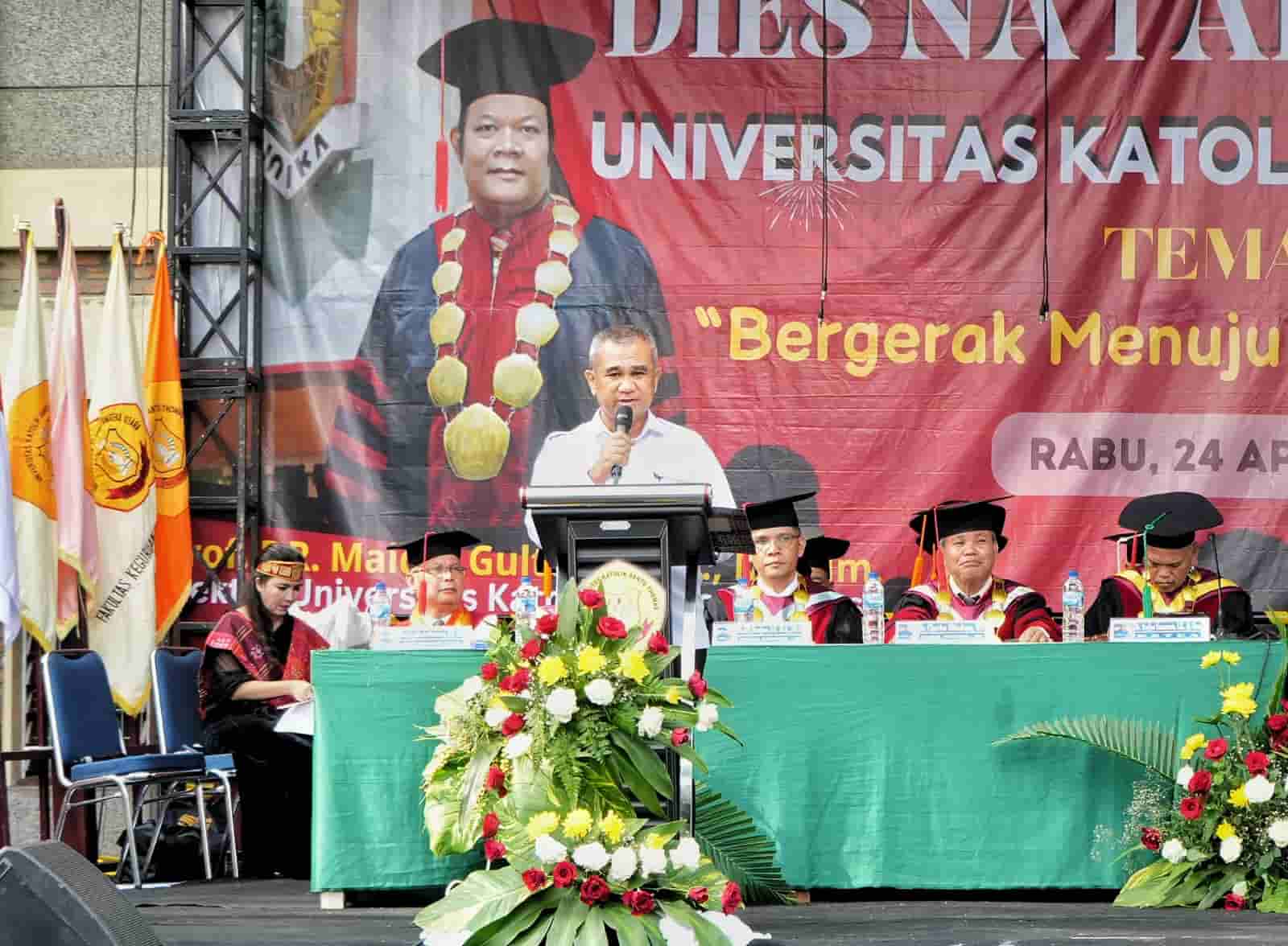 Asisten Pemerintahan dan Kesejahteraan Rakyat Setda Kota Medan, M. Sofyan saat pidato sambutan di Kampus UNIKA Santo Thomas, Rabu (24/4/2024). (pelitaharian.id/ist).