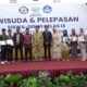 Foto bersama Ketua Yayasan, Kepala Sekolah dan jajaran Sekolah SMP Plus Nusantara beserta para wisuda pada Wisuda dan Pelepasan Siswa-siswi Kelas IX Angkatan ke-1 2024 yang berlangsung di Hotel Madani Kota Medan, Kamis pagi (06/06/2024). (Aris/pelitaharian.id).