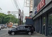 Manfaatkan Trotoar Jalan Untuk Pemajangan Mobil, Pemilik Showroom Almo Mobil Diduga Langgar Peraturan LLAJ