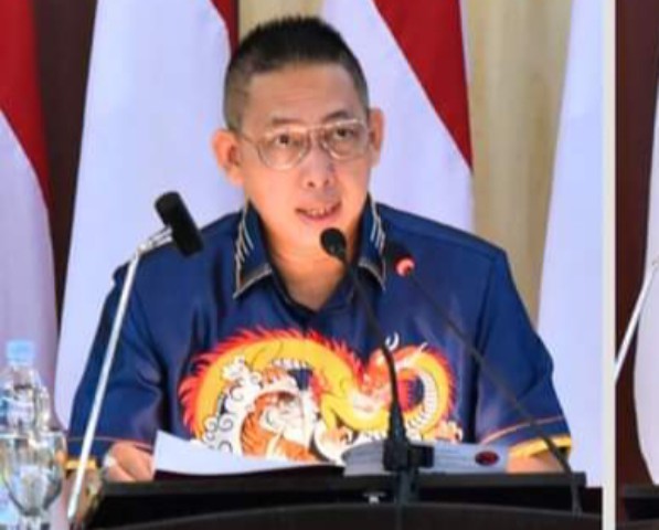 Foto : Juru Bicara Fraksi PDI Perjuangan DPRD Kota Medan, Wong Chun Sen Tarigan saat menyampaikan Pemandangan Umum Fraksi-fraksi DPRD kota Medan terhadap Penjelasan Kepala Daerah atas Ranperda kota Medan Tentang Perubahan atas Perda No.3 Tahun 2019 Tentang Ketenagakerjaan, Senin (15/07/24) yang berlangsung di ruang Paripurna Gedung DPRD Kota Medan.(ist)