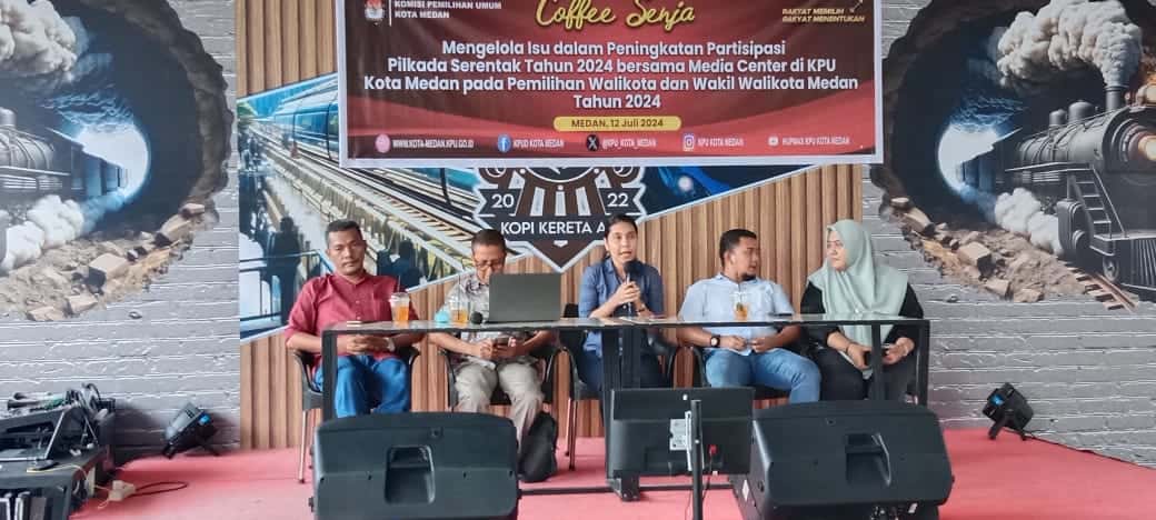 Ketua KPU Kota Medan Mutia Atiqah, bersama Anggota KPU Kota Medan Devisi Partisipasi Masyarakat (Parmas), Bobby Niedal Dalimunthe, Anggota KPU Kota Medan Devisi Perencanaan, Data dan Informasi Saut Haornas Sagala, Fatimah Hanim selaku Kasubag Teknis KPU Kota Medan, Narasumber Elfanda (Tokoh Masyarakat) saat acara Coffee Senja di Kopi Kereta Api Sena Jalan Sena, Kelurahan Perintis, Kecamatan Medan Timur Kota Medan, Jumat (12/07/2024). (pelitaharian.id/Arya).