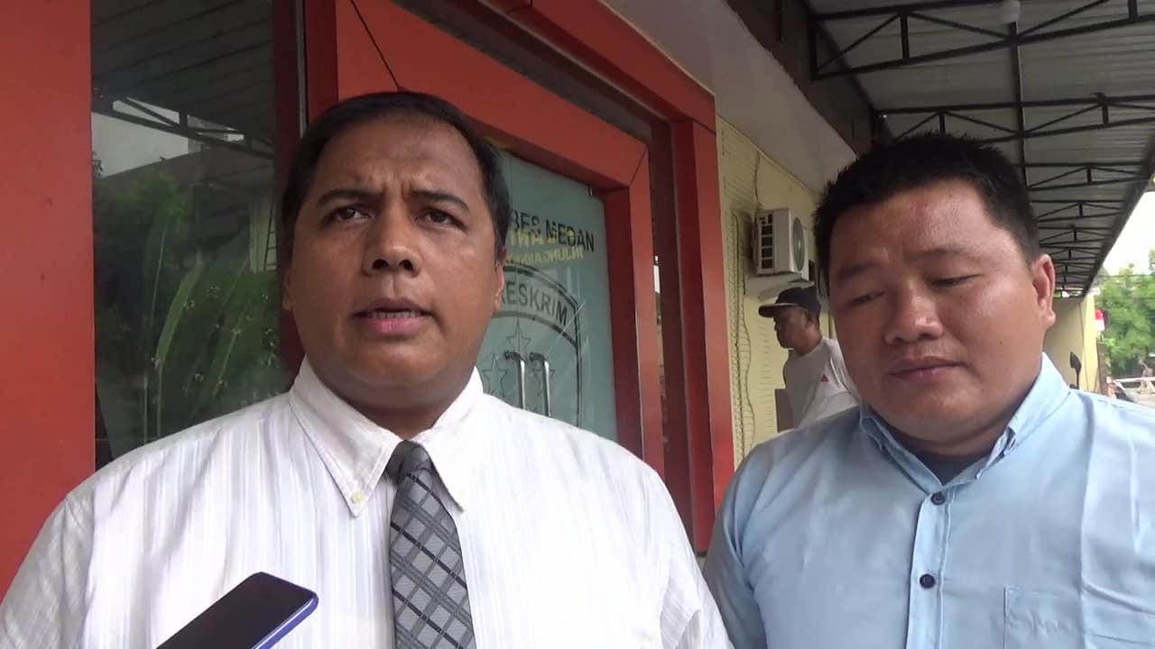 Kuasa Hukum Sherly, Dr Khomaini, S.E., S.H., M.H bersama Sindroigolo Wau, S.H saat temu pers usai melayangkan surat ke Polrestabes Medan, Jumat (19/07/2024). (pelitaharian.id/Aris).