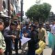 Belasan massa dari Pusat Informasi Rakyat Sumatera Utara (PIRA Sumut) saat aksi di depan Kantor BTN Cabang Medan, Jalan Pemuda, Kamis 8 Agustus 2024 (pelitaharian.id/ist).