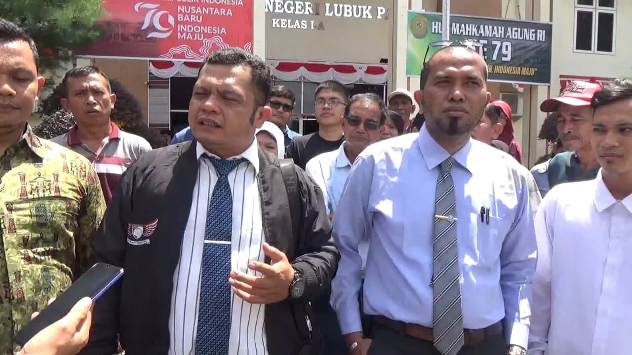 Bersama warga Komplek Veteran dan Para Penasehat Hukum STM MH, Nashril Haq Lubis, SH dan Dr (c) Mikrot Siregar, SH., MH saat diwawancarai di PN Lubuk Pakam, Kamis (22/08/2024) pagi. (pelitaharian.id/Aris HST Sinurat).