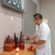 Foto : Wong Chun Sen saat melaksanakan sembahyang yang biasa dilakukan sebelum rutinitas. (ist)