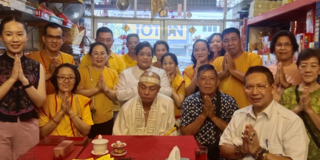 Foto : Ketua Permabudhi Sumut Wong Chun Sen Tarigan bersama Suhu Doni Mok beserta pengurus dalam perayaan Dewa Tai Shang Lao Jun yang berlangsung di Perdana Kencana di Jalan Gunung Krakatau Medan. (ist)